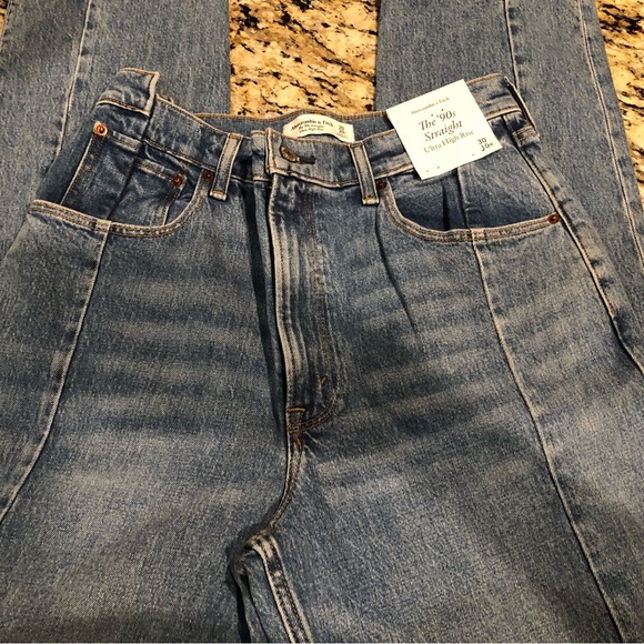 Abercrombie and Fitch The 90’s Straight Ultra High Rise Jeans - Picture 4 of 8